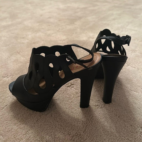 Black platform heels - Picture 1 of 6